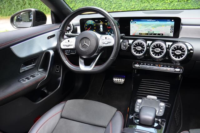 Mercedes-Benz CLA-KLASSE 180 d Business Solution AMG Automaat/Navi/Ecc/Pdc/Panoramadak/Matrix LED koplampen/Stoelverwarming/Sfeerverlichting/Camera/Trekhaak uit klabaar