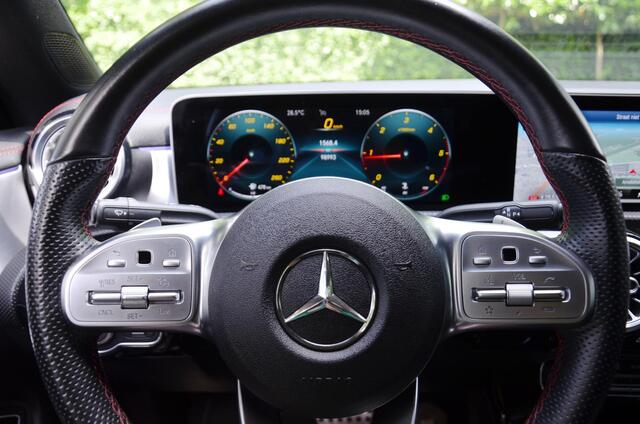 Mercedes-Benz CLA-KLASSE 180 d Business Solution AMG Automaat/Navi/Ecc/Pdc/Panoramadak/Matrix LED koplampen/Stoelverwarming/Sfeerverlichting/Camera/Trekhaak uit klabaar