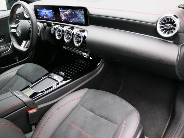 Mercedes-Benz CLA-KLASSE 250 e Star Edition Plug-In Hybride AMG Line | Night Pakket | Achteruitrijcamera | Dosehoek Assist | Apple CarPlay. Inclusief 24 maanden MB Certified garantie voor Europa.