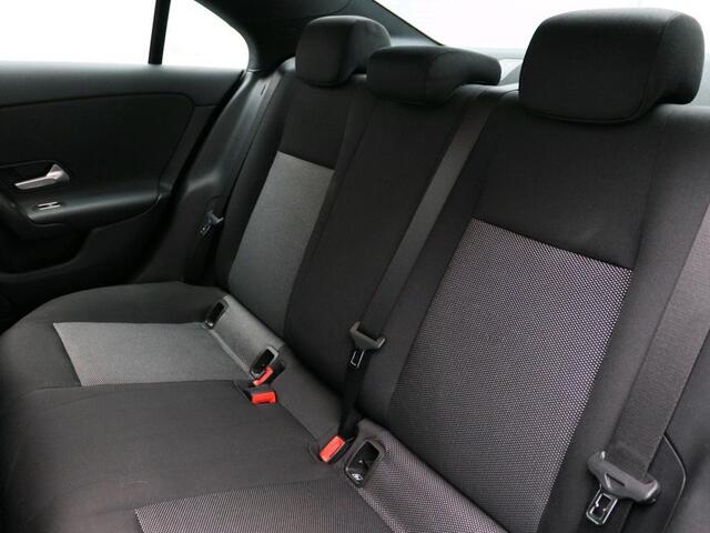 Mercedes-Benz CLA-KLASSE 180 Aut. Business Sol. | LED | Navi | Camera |