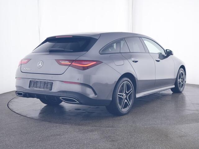 Mercedes-Benz CLA-KLASSE Shooting Brake 250e AMG Nightpakket Face Lift Plug-In Hybride | Panorama Schuif-Kanteldak | Burmester® | 360 gr Camera | Sfeerverlichting | Keyless GO | Stuur- en Stoelverwarming | Inclusief 24 maanden Mercedes-Benz Certified garantie voor Europa.