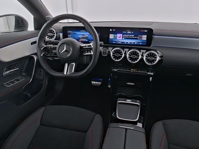 Mercedes-Benz CLA-KLASSE Shooting Brake 250e AMG Nightpakket Face Lift Plug-In Hybride | Panorama Schuif-Kanteldak | Burmester® | 360 gr Camera | Sfeerverlichting | Keyless GO | Stuur- en Stoelverwarming | Inclusief 24 maanden Mercedes-Benz Certified garantie voor Europa.
