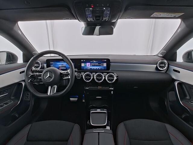 Mercedes-Benz CLA-KLASSE Shooting Brake 250e AMG Nightpakket Face Lift Plug-In Hybride | Panorama Schuif-Kanteldak | Burmester® | 360 gr Camera | Sfeerverlichting | Keyless GO | Stuur- en Stoelverwarming | Inclusief 24 maanden Mercedes-Benz Certified garantie voor Europa.