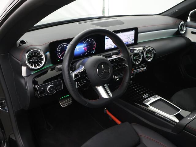 Mercedes-Benz CLA-KLASSE Coupé 180 AMG NIGHT Star Edition | Panoramadak | MultiBeam LED | Dodehoekassistent | Apple Carplay | Keyless Entry |