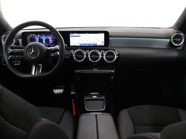 Mercedes-Benz CLA-KLASSE Coupé 180 AMG NIGHT Star Edition | Panoramadak | MultiBeam LED | Dodehoekassistent | Apple Carplay | Keyless Entry |