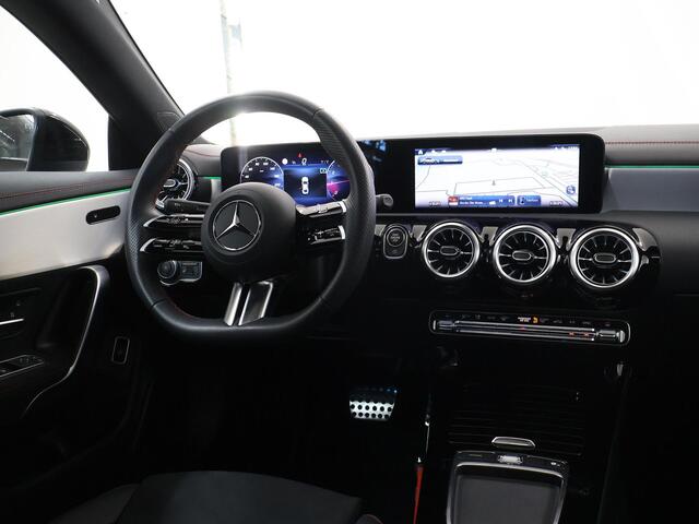 Mercedes-Benz CLA-KLASSE Coupé 180 AMG NIGHT Star Edition | Panoramadak | MultiBeam LED | Dodehoekassistent | Apple Carplay | Keyless Entry |