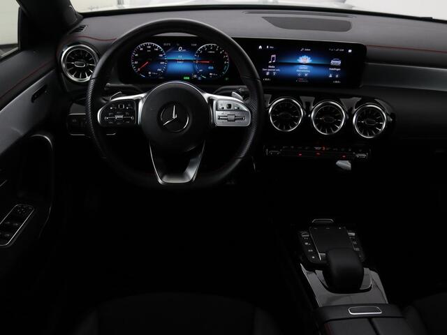Mercedes-Benz CLA-KLASSE 250e AMG Night | Stoelverwarming | Leder/Alcantara | Camera | Widescreen | Navigatie | Full LED | Sportstoelen