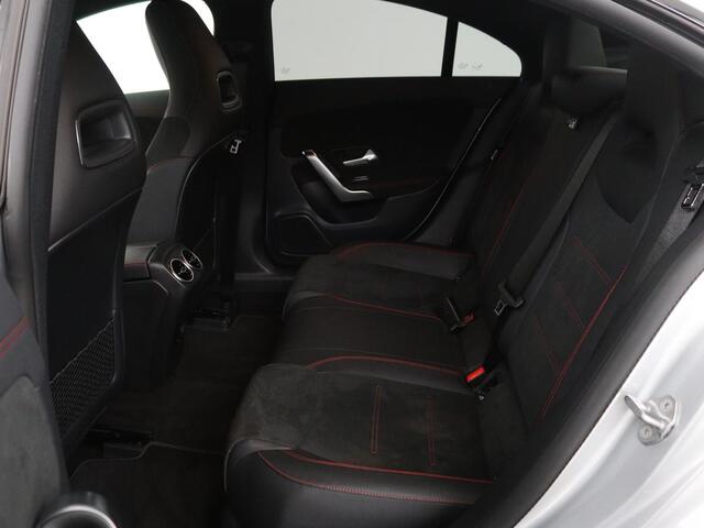 Mercedes-Benz CLA-KLASSE 250e AMG Night | Stoelverwarming | Leder/Alcantara | Camera | Widescreen | Navigatie | Full LED | Sportstoelen