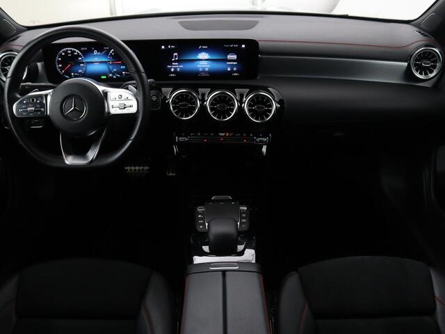 Mercedes-Benz CLA-KLASSE 250e AMG Night | Stoelverwarming | Leder/Alcantara | Camera | Widescreen | Navigatie | Full LED | Sportstoelen