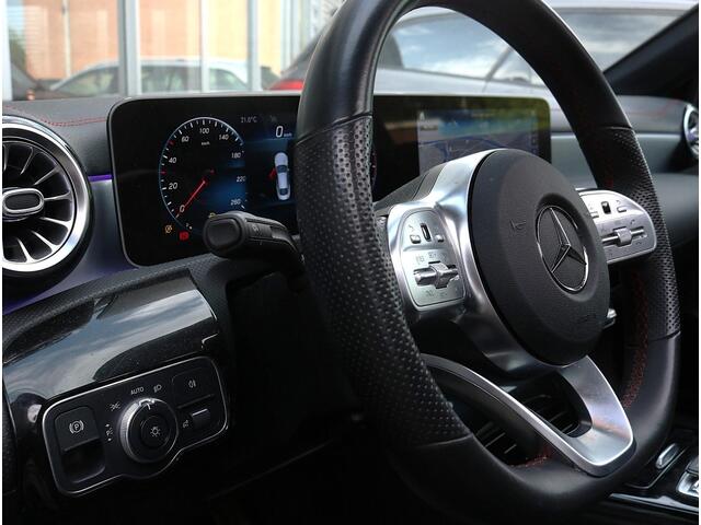 Mercedes-Benz CLA-KLASSE 180 AMG | Panoramadak | Sfeerverlichting