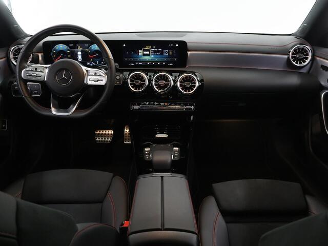 Mercedes-Benz CLA-KLASSE 200 Business Solution AMG | Night | Panoramadak | Trekhaak | Memory | Widescreen | Stoelverwarming |