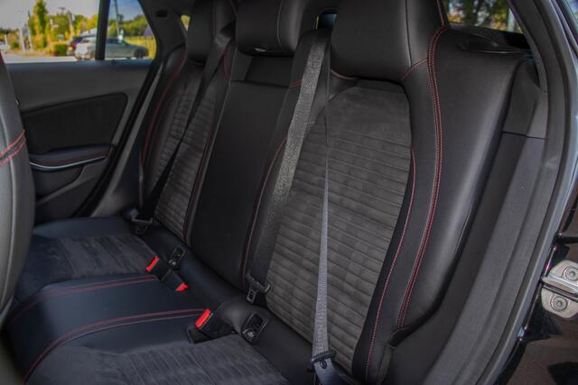 Mercedes-Benz CLA-KLASSE 180 AMG, Origineel NL, Panoramadak, Carplay, Stoelverwarming, Camera, Full LED, Navigatie, Park Assist.