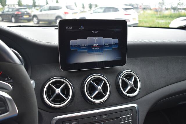 Mercedes-Benz CLA-KLASSE Shooting Brake White-Art Edition AMG 200 d