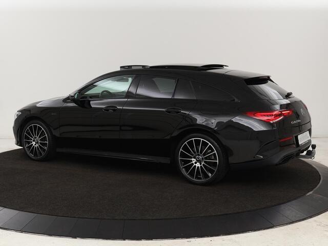 Mercedes-Benz CLA-KLASSE Shooting Brake 250e AMG Night | Panoramadak | Adaptive cruise | Head-Up | Carplay | Stoelverwarming | Trekhaak | Leder/Alcantara | Widescreen | Full LED
