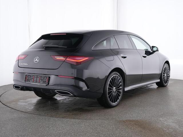 Mercedes-Benz CLA-KLASSE Shooting Brake 250 e AMG Face Lift Plug-In Hybride | Edition AMG Line | Night Pakket | 19 Inch AMG Velgen | Stuur en Stoelverwarming | Inclusief 24 MB Premium Certified garantie voor Europa.