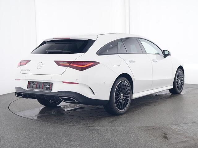 Mercedes-Benz CLA-KLASSE Shooting Brake 250 e AMG Face Lift Plug-In Hybride | Edition AMG Line | Panorama Schuif-Kanteldak | 19 Inch AMG Velgen | AC en DC laden | Stuur en Stoelverwarming. Inclusief 24 maanden MB Certified garantie voor Europa.