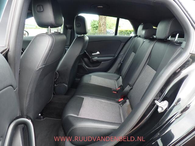 Mercedes-Benz CLA-KLASSE Shooting Brake 180 LED/CAMERA/TREKHAAK/CARPLAY/NAVIGATIE