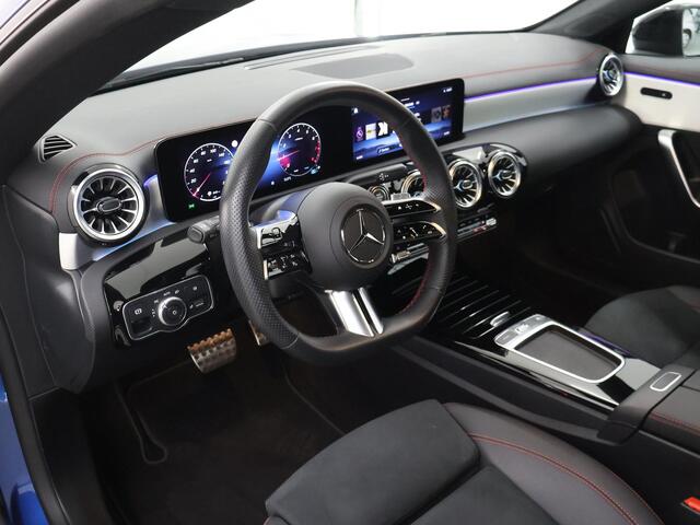 Mercedes-Benz CLA-KLASSE Shooting Brake 180 AMG Line | Night Pakket | Panoramadak | Sfeerverlichting | 19" multispaaks velgen | Trekhaak