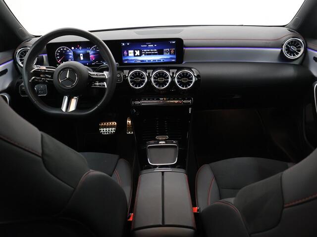 Mercedes-Benz CLA-KLASSE Shooting Brake 180 AMG Line | Night Pakket | Panoramadak | Sfeerverlichting | 19" multispaaks velgen | Trekhaak