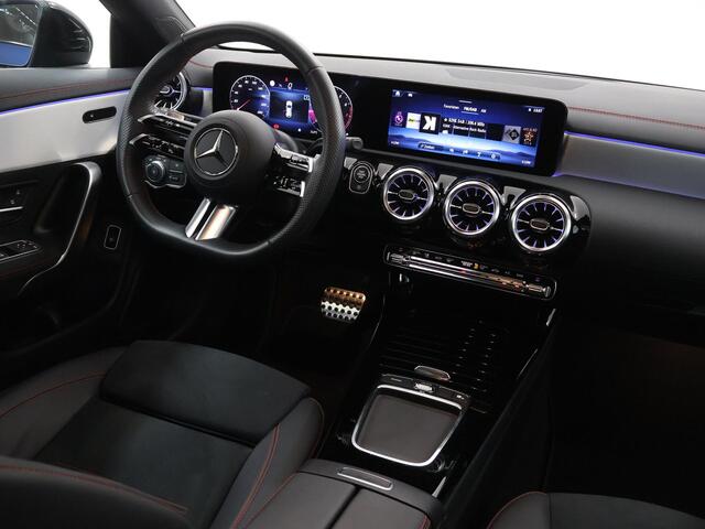Mercedes-Benz CLA-KLASSE Shooting Brake 180 AMG Line | Night Pakket | Panoramadak | Sfeerverlichting | 19" multispaaks velgen | Trekhaak