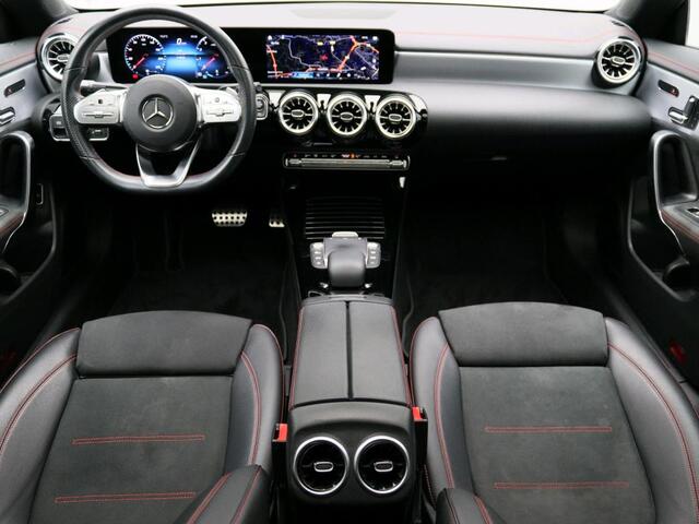 Mercedes-Benz CLA-KLASSE 180 Business Solution AMG AMG Line | Night Pakket | Panorama Schuif-Kanteldak | Sfeerverlichting | Memory Voorstoelen. Inclusief 24 maanden MB Certified garantie voor Europa.
