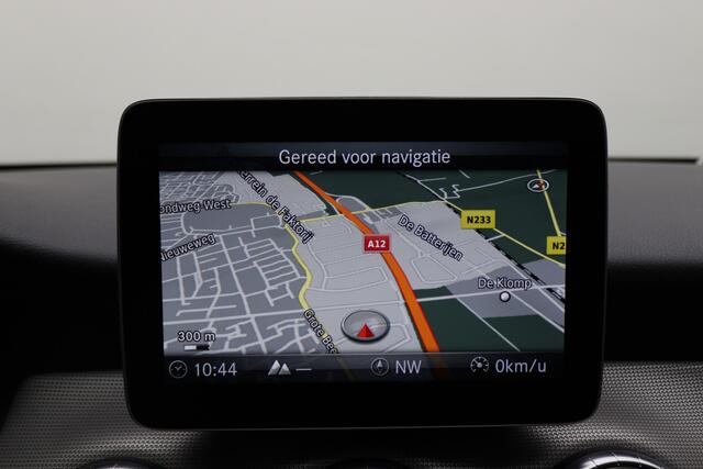 Mercedes-Benz CLA-KLASSE Shooting Brake 180 Business Solution LED, Camera, Apple CarPlay, Navigatie, Cruise, Stoelverwarming, 18''
