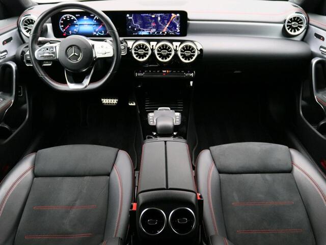 Mercedes-Benz CLA-KLASSE 180 AMG Nightpakket | Panoramadak | Memory | Keyless GO | Sfeerverlichting | Augmented Reality | Inclusief 24 maanden Mercedes-Benz Certified garantie voor Europa.