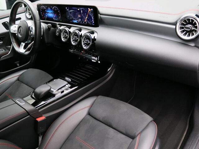Mercedes-Benz CLA-KLASSE 180 AMG Nightpakket | Panoramadak | Memory | Keyless GO | Sfeerverlichting | Augmented Reality | Inclusief 24 maanden Mercedes-Benz Certified garantie voor Europa.