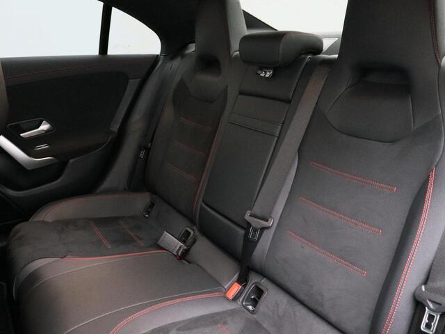 Mercedes-Benz CLA-KLASSE 180 AMG Nightpakket | Panoramadak | Memory | Keyless GO | Sfeerverlichting | Augmented Reality | Inclusief 24 maanden Mercedes-Benz Certified garantie voor Europa.
