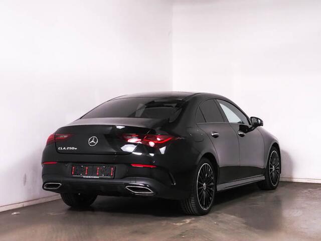 Mercedes-Benz CLA-KLASSE 250 e AMG Plug-In Hybride | AMG Line | Night Pakket | Panorama Schuif-Kanteldak | Burmester® Surround-Soundsystem | AC / DC Laden | Inclusief 24 maanden MB Certified garantie voor Europa.