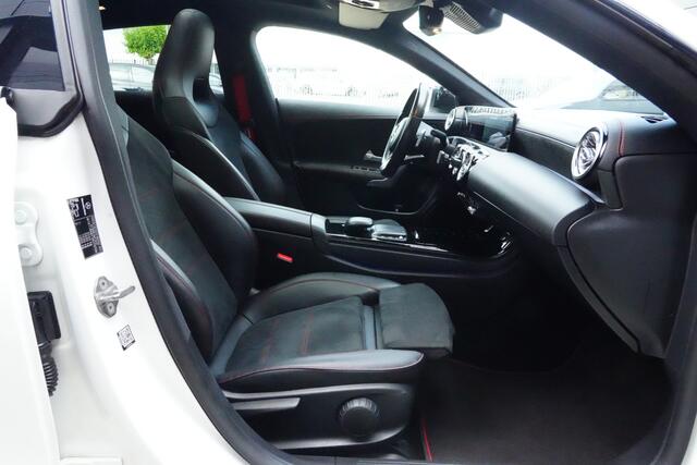 Mercedes-Benz CLA-KLASSE Shooting Brake 200 Business Solution AMG 164pk Panoramadak/Stoelverwarming/Camera