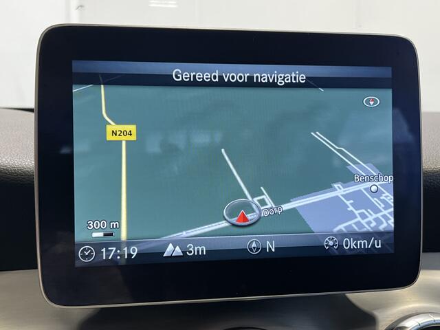 Mercedes-Benz CLA-KLASSE 180 Business Solution AMG | Navigatie | LM Velgen 18" | Panoramisch Schuifdak | Voorstoelen Verwarmd | Cruise Control | Airco |