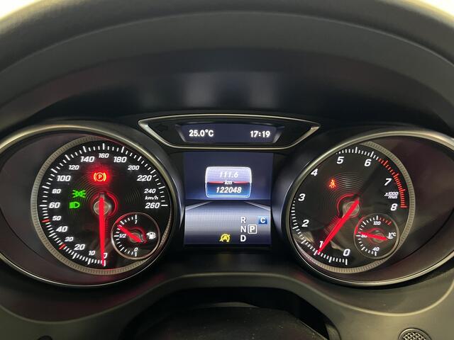 Mercedes-Benz CLA-KLASSE 180 Business Solution AMG | Navigatie | LM Velgen 18" | Panoramisch Schuifdak | Voorstoelen Verwarmd | Cruise Control | Airco |