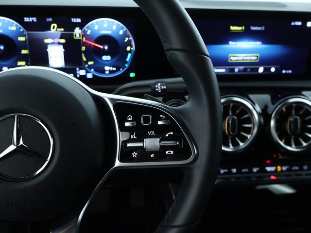 Mercedes-Benz CLA-KLASSE 250 e Luxury Line 5 spaaks lichtmetalen velgen | Navigatie MBUX | parking support met camera achter | Inclusief 24 maanden MB Certified garantie voor Europa.