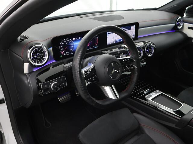 Mercedes-Benz CLA-KLASSE 180 Shooting Brake AMG Line Mercedes-Benz CLA 180 Shooting Brake 180 AMG Line | Panorama dak | Night Pakket | 19 inch | Digitaalwit | Sfeerverlichting