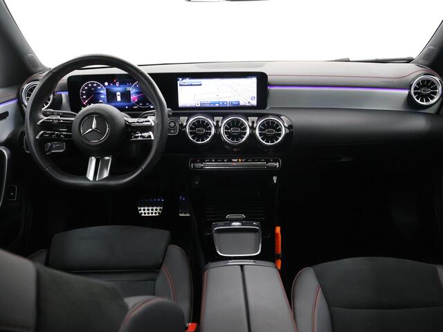 Mercedes-Benz CLA-KLASSE 180 Shooting Brake AMG Line Mercedes-Benz CLA 180 Shooting Brake 180 AMG Line | Panorama dak | Night Pakket | 19 inch | Digitaalwit | Sfeerverlichting