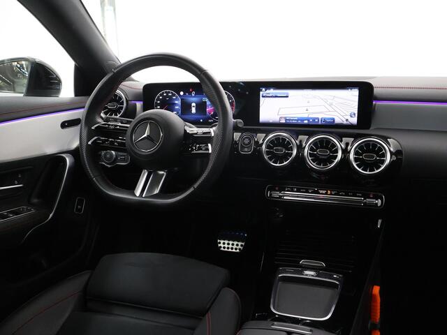 Mercedes-Benz CLA-KLASSE 180 Shooting Brake AMG Line Mercedes-Benz CLA 180 Shooting Brake 180 AMG Line | Panorama dak | Night Pakket | 19 inch | Digitaalwit | Sfeerverlichting