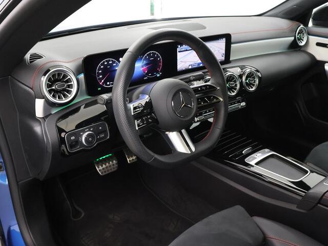 Mercedes-Benz CLA-KLASSE 180 Shooting Brake AMG Line | Panoramadak | Night Pakket | 19 inch | Sfeerverlichting | Multibeam | Trekhaak-Afneembaar |