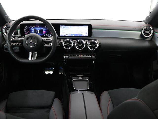 Mercedes-Benz CLA-KLASSE 180 Shooting Brake AMG Line | Panoramadak | Night Pakket | 19 inch | Sfeerverlichting | Multibeam | Trekhaak-Afneembaar |