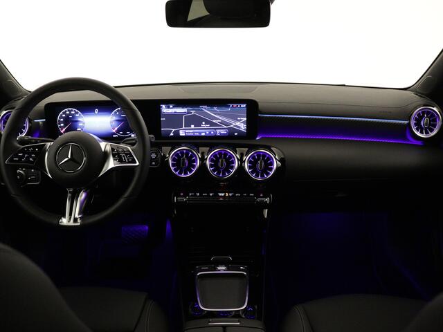 Mercedes-Benz CLA-KLASSE Shooting Brake 180 Star Edition Luxury Line | Trekhaak | USB pakket plus | Sfeerverlichting | Verwarmde stoelen vooraan | Parkeerpakket met achteruitrijcamera | KEYLESS GO-comfortpakket | Draadloos oplaadsysteem voor smartphone |
