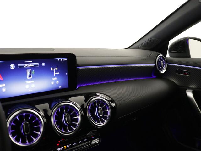 Mercedes-Benz CLA-KLASSE Shooting Brake 180 Star Edition Luxury Line | Trekhaak | USB pakket plus | Sfeerverlichting | Verwarmde stoelen vooraan | Parkeerpakket met achteruitrijcamera | KEYLESS GO-comfortpakket | Draadloos oplaadsysteem voor smartphone |
