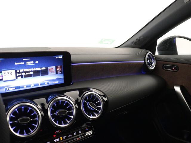 Mercedes-Benz CLA-KLASSE 250 e Star Edition AMG Line | Nightpakket | KEYLESS GO-comfortpakket | Parkeerpakket met achteruitrijcamera | USB pakket plus | Sfeerverlichting | Draadloos oplaadsysteem voor Smartphone |