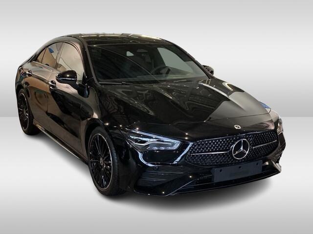 Mercedes-Benz CLA-KLASSE 180 AMG Line / MY2024 / NIEUWSTAAT! / Panoramadak / Camera / Leder&Alcantara / 18'' / Sfeerverlichting / Dodehoek / DAB / Cruise Control