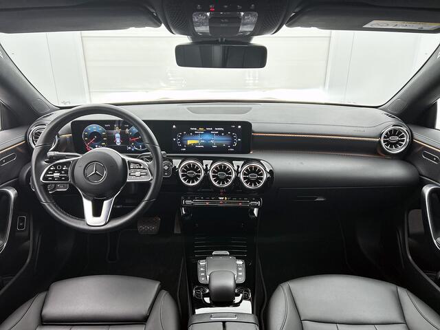 Mercedes-Benz CLA-KLASSE 180 Luxury Line | Premium pakket | Privacy Glass | Alarm scm3 | Apple CarPlay Keyless go | Parktronic + achtercamera | Inclusief 24 maanden MB Certified garantie voor Europa.
