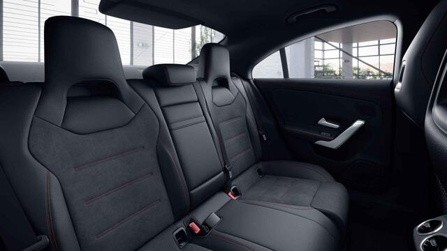 Mercedes-Benz CLA-KLASSE 180 Business Solution AMG | Sfeerverlichting | Widescreen | Apple carplay | Parkeercamera | Stoelverwarming |