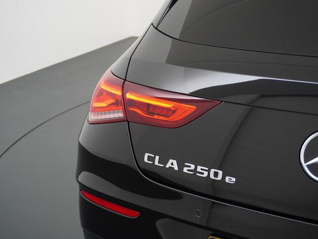 Mercedes-Benz CLA-KLASSE Shooting Brake 250 e AMG Line PHEV PLUG-IN HYBRIDE | 1e EIGENAAR | UNIEKE KM-STAND | LEDER | PANORAMADAK | CAMERA | AMBIENT SFEERVERLICHTING | RIJKLAAR GELEVERD INCL. 12 MAANDEN BOVAG GARANTIE