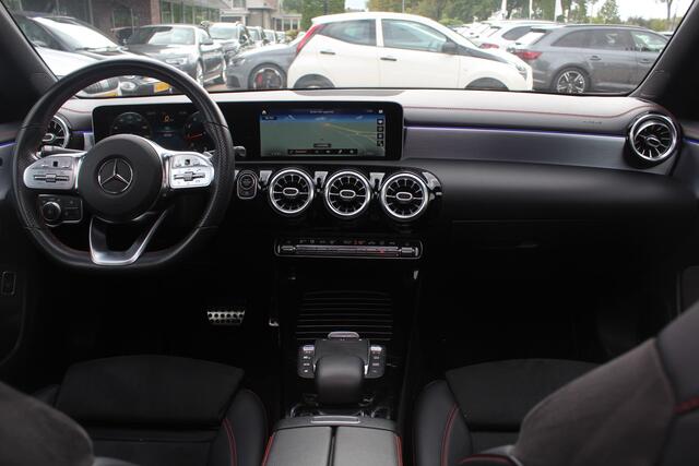 Mercedes-Benz CLA-KLASSE 200 Business Solution AMG / Panoramadak / Camera / Memory seats / 18'' / Keyless / Matrix LED / Dodehoek / DAB / Stoelverwarming / Cruise Control