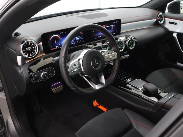 Mercedes-Benz CLA-KLASSE 180 Business Solution AMG | Night | Panoramadak | Stoelverwarming | Sfeerverlichting | Widescreen | Achteruitrijcamera |