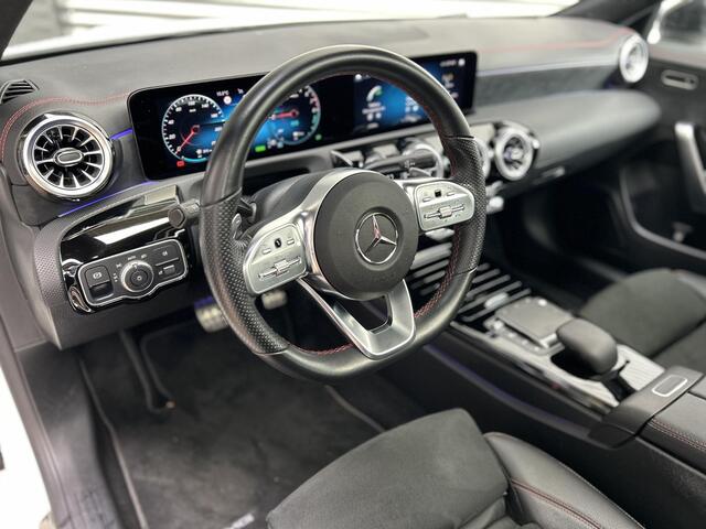 Mercedes-Benz CLA-KLASSE Shooting Brake 250 e AMG line Panoramadak| 19 Inch| Stoelverwarming| Smartphone integratie