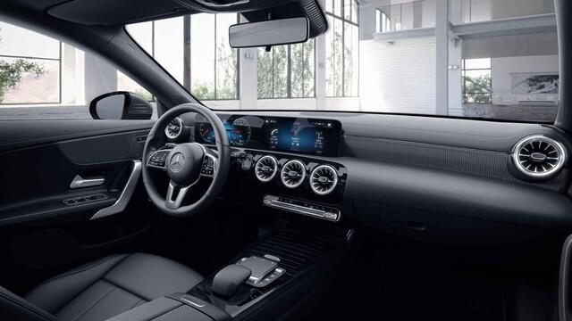 Mercedes-Benz CLA-KLASSE Shooting Brake 250 e Luxury Line | Panoramadak | Widescreen | Trekhaak | Stoelverwarming | Sfeerverlichting |